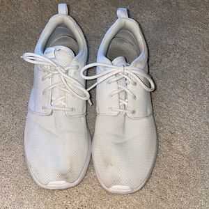 Women’s White Nike roshes size 9